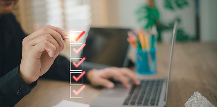 persoon vinkt een checklist af