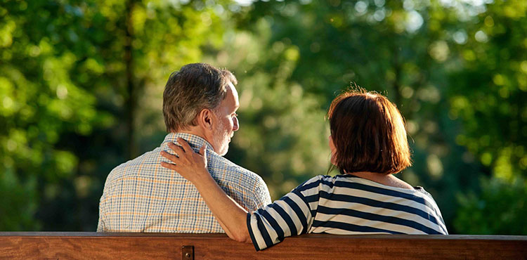 achteraanzicht van een man en vrouw die zitten op een bankje