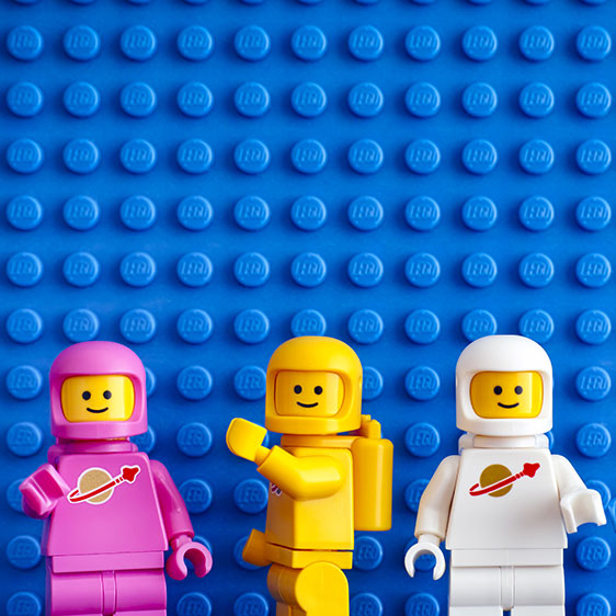 3 lego poppetje voor een blauw achtergond van lego