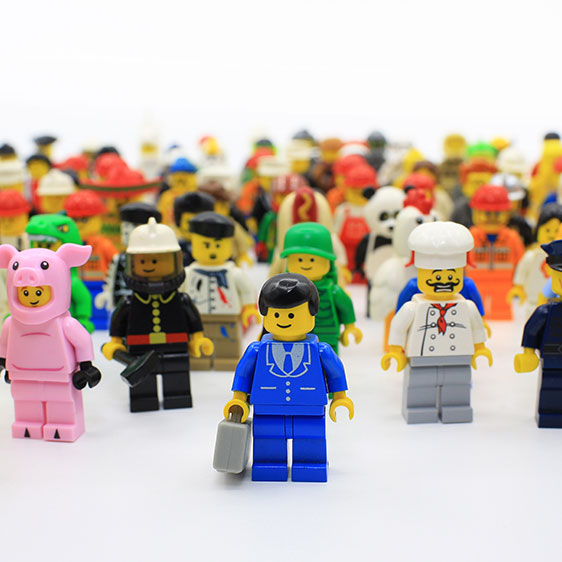 diverse lego poppetje met een witte achtergrond